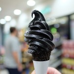 セブンイレブンが真っ黒なソフトクリーム「Ebonylla」を発売